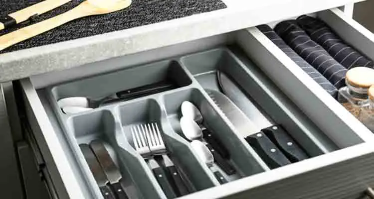 Using the In-Drawer Knife Storage
