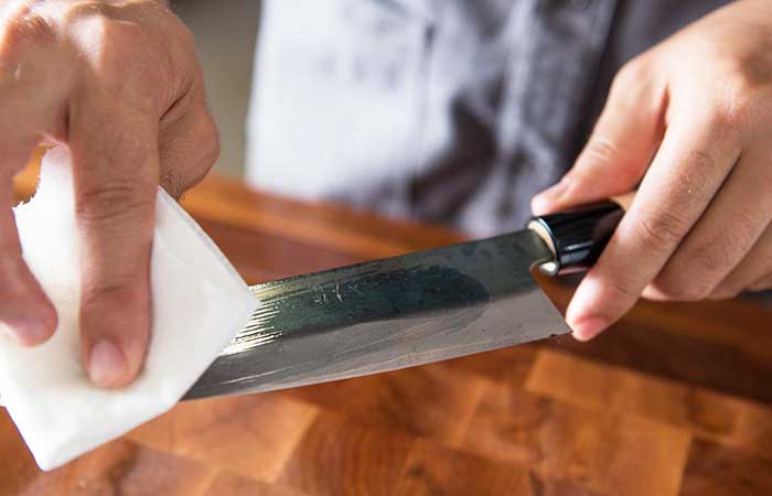 Why Should You Oil Carbon Steel Knives?